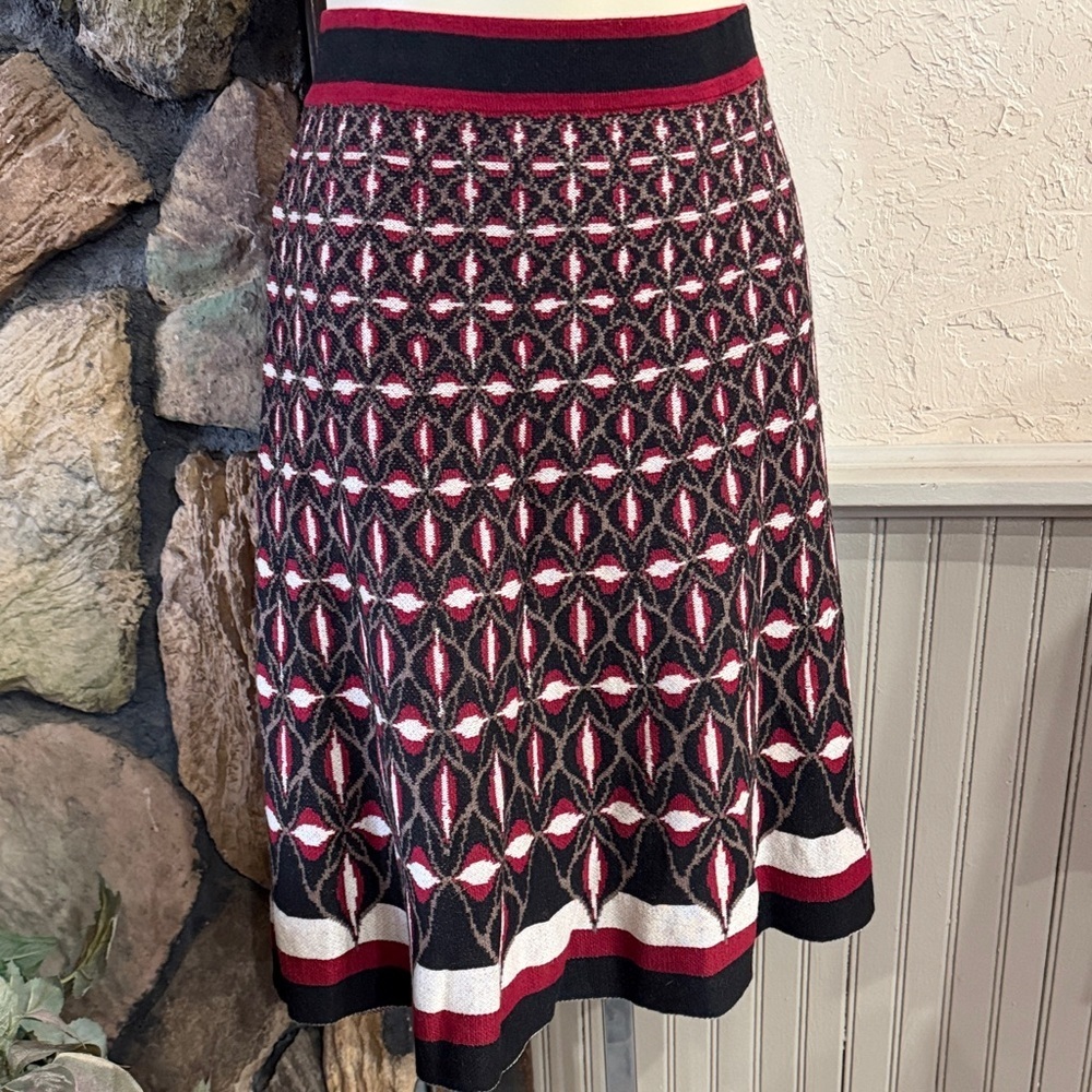 Elegant Patterned Skirt - Black and Red